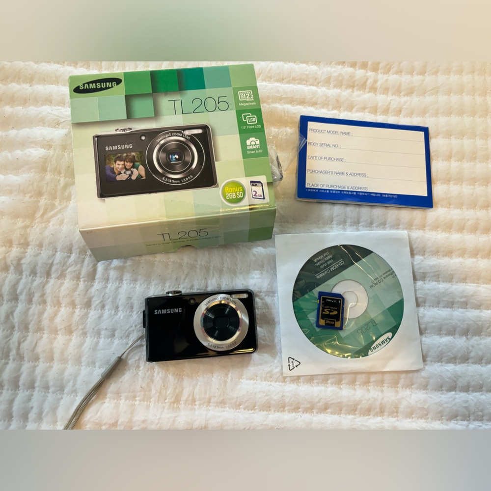 IOB Samsung digital camera with selfie screen